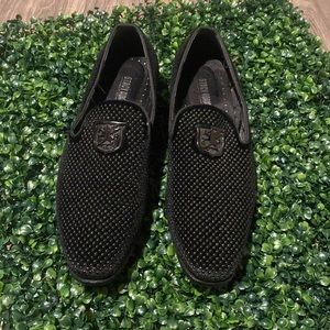 Lightly worn men’s dress shoes studded with Memory foam